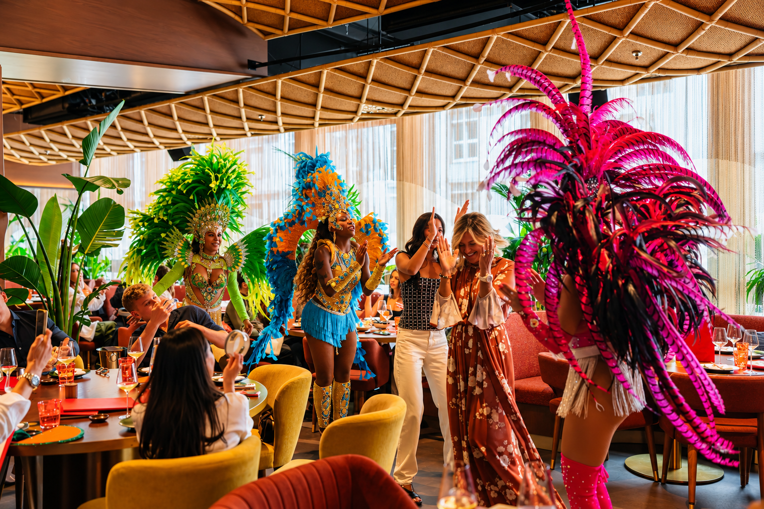 SUSHISAMBA Milan rio brunch dancers in restaurant
